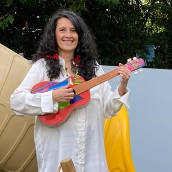 Liliana Ardila con un tiple de colores